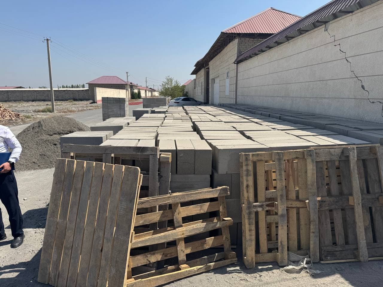 Бағдод тумани ҳокими Ғанижон Солиев ҳамда туман прокурори Акмалжон Мухтаровлар Ўзбекистон Республикаси Президентининг ПҚ-4363-сон қарори ва Вазирлар Маҳкамасининг 134-сон қарори ижроси юзасидан туманда амалга оширилаётган ва ишга туширилган барча лойиҳал