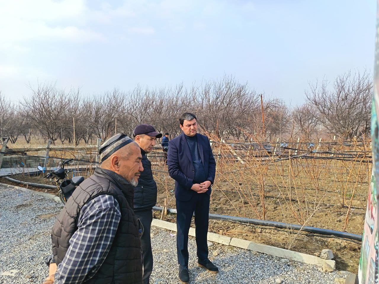 Хоким района Ферганы ознакомился с деятельностью фермерского хозяйства “Alpomish Xosiyatxon”