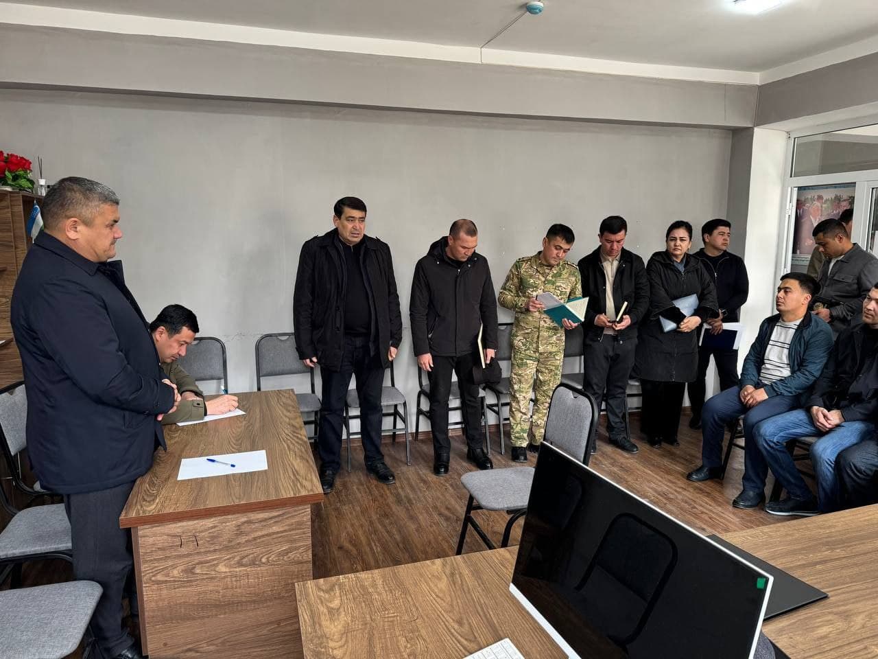 Oltiariq tumani Toshkent MFYda tuman hokimi va mutasaddi tashkilot rahbarlari ishtirokida yoshlar bilan ochiq muloqot va sayyor qabul o‘tkazildi.