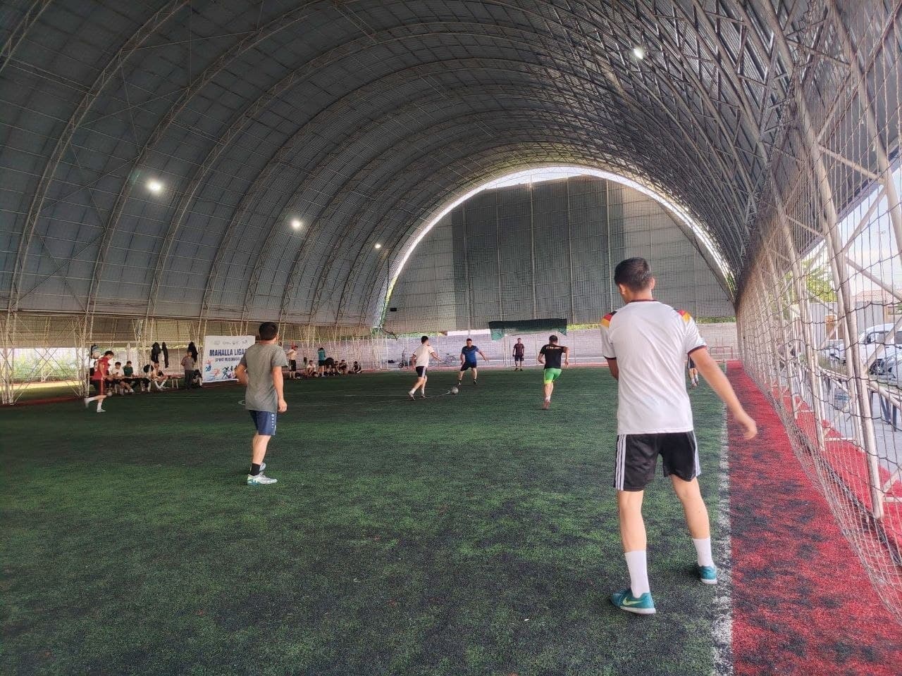 “Mahalla ligasi” mini futbol musobaqasining saralash bosqichi davom etmoqda