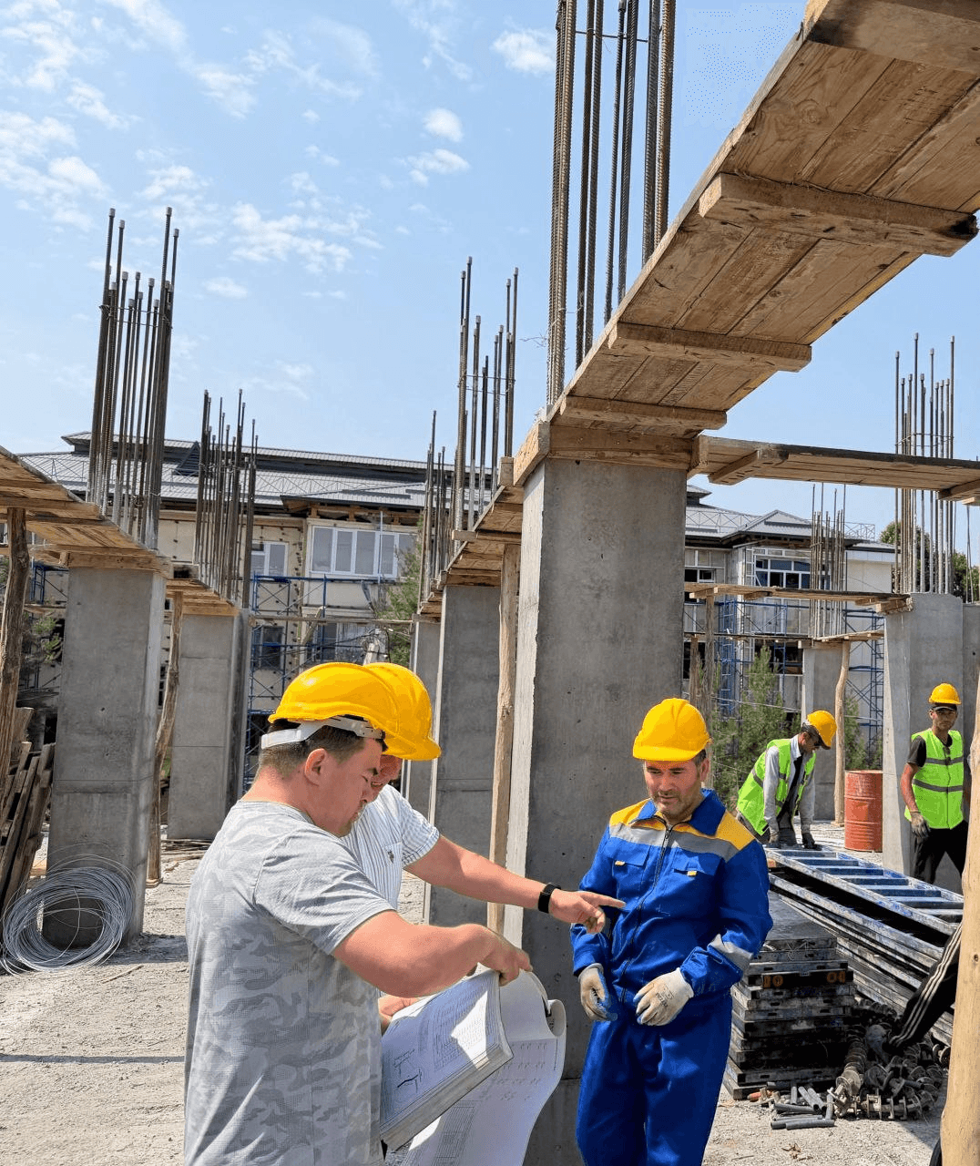 Oltiariq tumani hokimining o‘rinbosari M.Pirmatov mutaxassislar ishtirokida Alisher Navoiy MFYda qurilayotgan 7 qavatli, 33 xonadonli ko‘p qavatli turar joy binosida olib borilayotgan qurilish ishlarini o‘rganib, monitoring o‘tkazdi.
