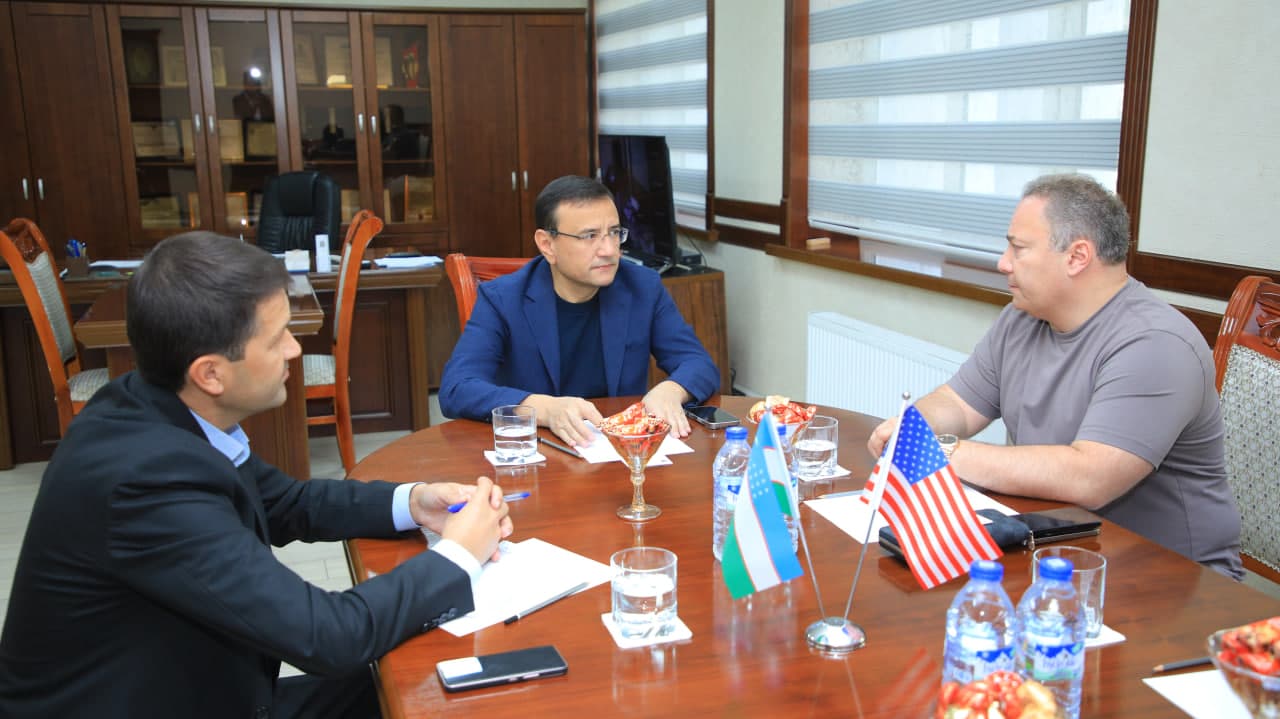 Quvasoy shahar hokimi Zafarjon To‘raqulov amerikalik investor Yadgarov Sergeyini qabul qildi.