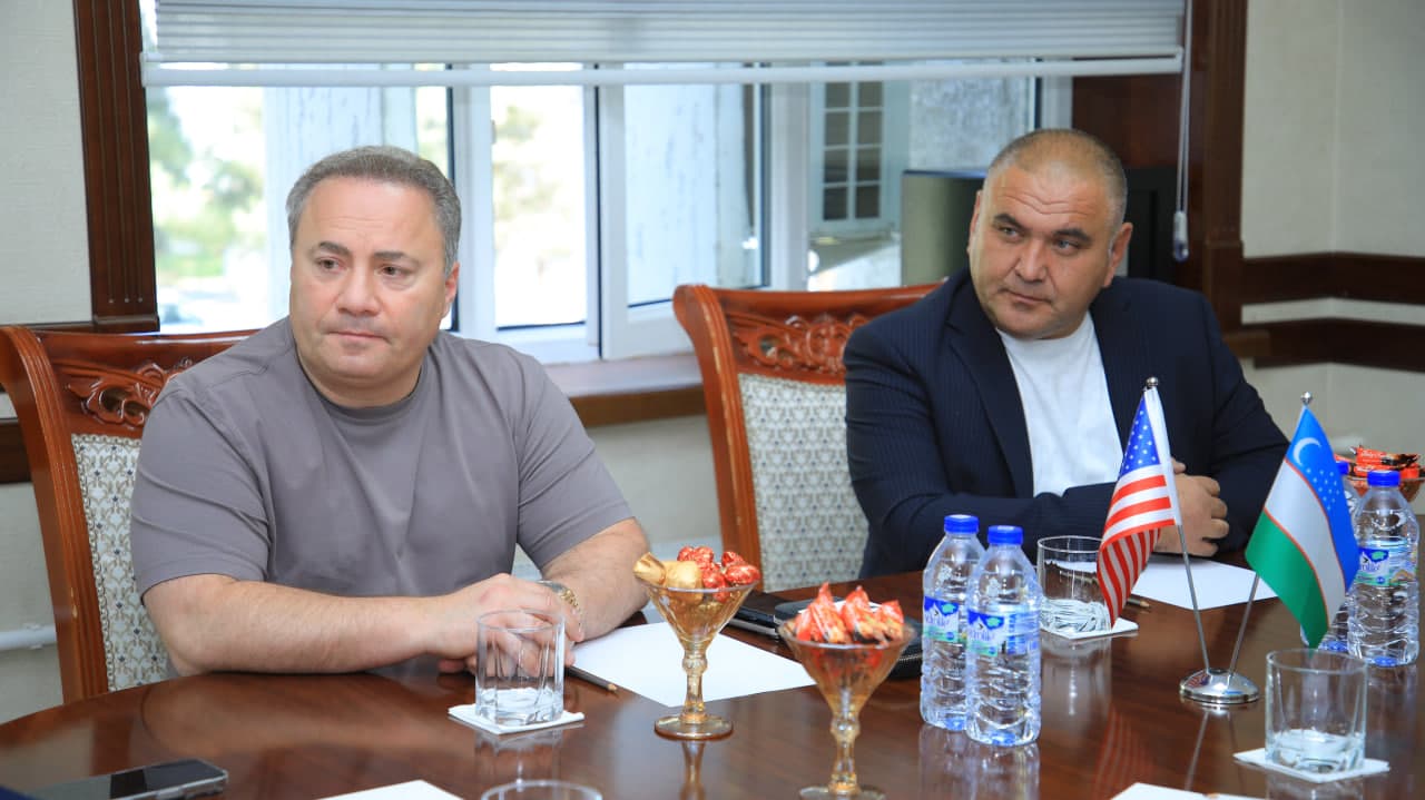 Quvasoy shahar hokimi Zafarjon To‘raqulov amerikalik investor Yadgarov Sergeyini qabul qildi.