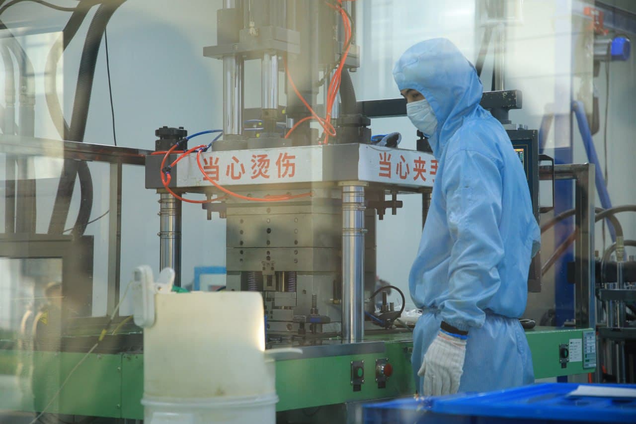 The Quvasoy delegation studied the activities of a major pharmaceutical manufacturing enterprise