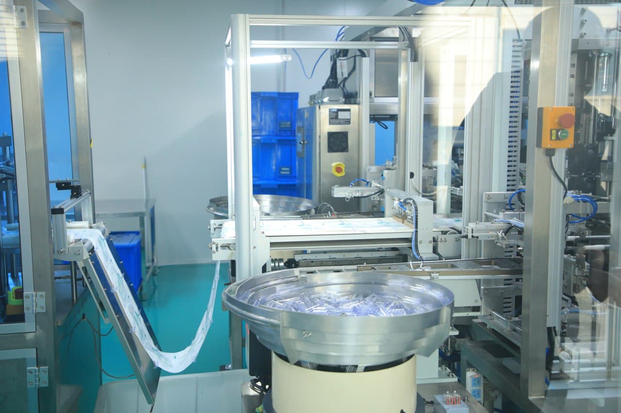 The Quvasoy delegation studied the activities of a major pharmaceutical manufacturing enterprise