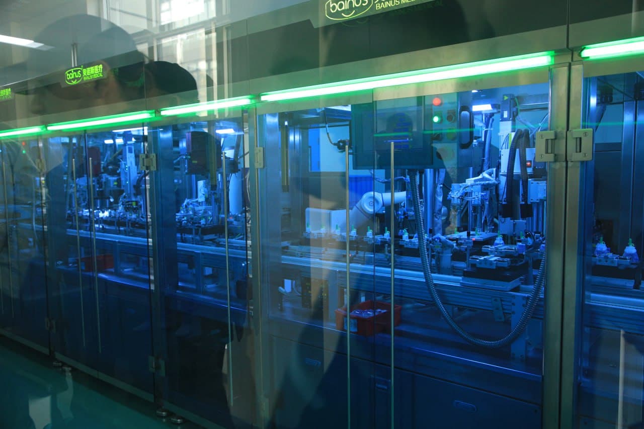 The Quvasoy delegation studied the activities of a major pharmaceutical manufacturing enterprise