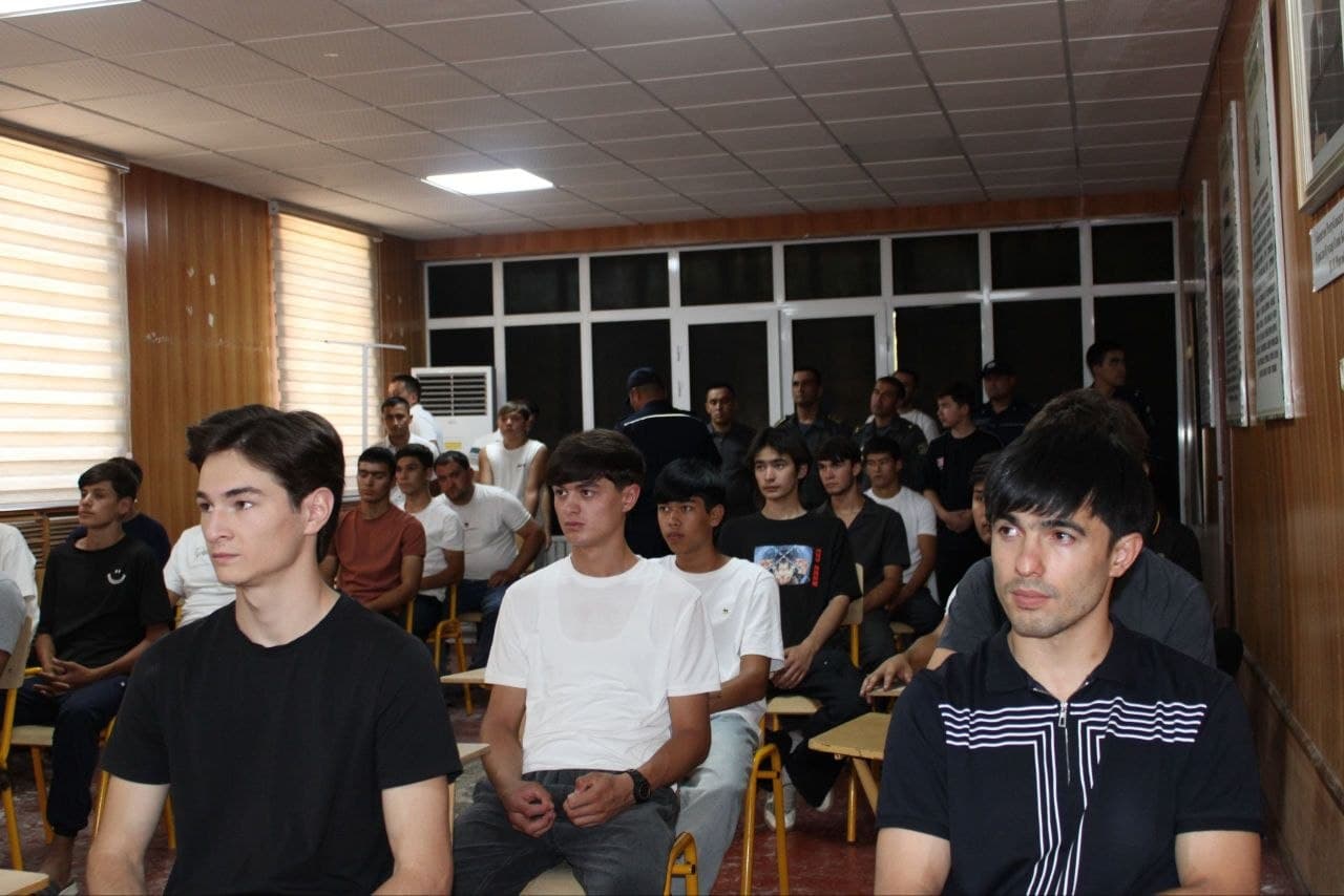 “Yoshlar kuni” munosabati bilan harbiy qismda ochiq muloqot o‘tkazildi