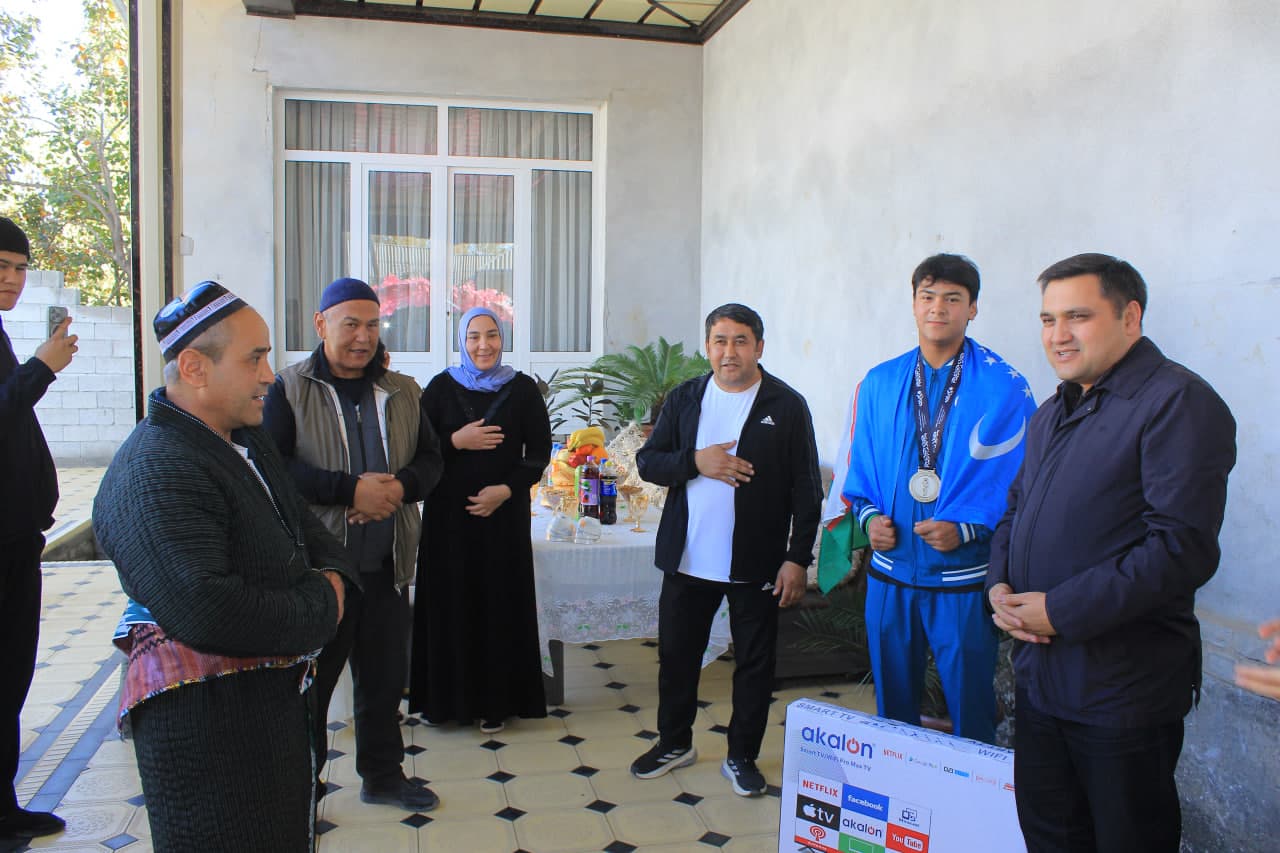 Tuman hokimi Osiyo yoshlar o‘yinlari sovrindorini qutladi