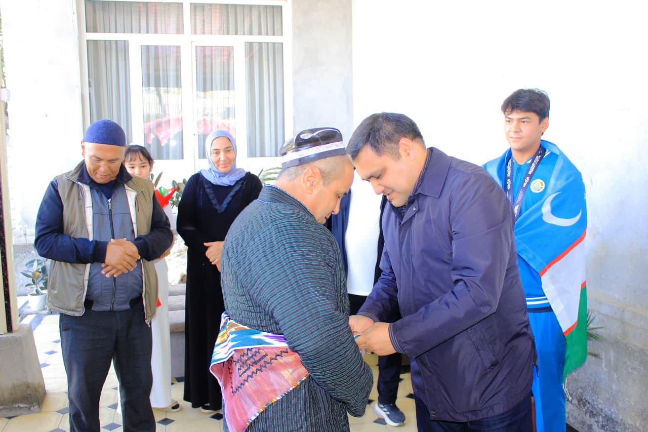 Tuman hokimi Osiyo yoshlar o‘yinlari sovrindorini qutladi