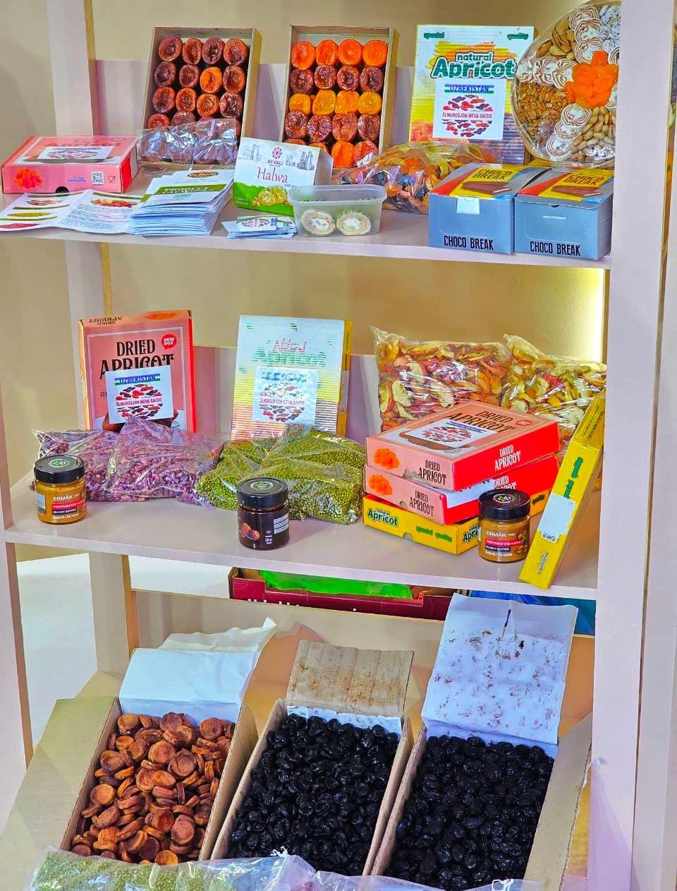 Islomobodda bo‘lib o‘tgan “Made in Uzbekistan” ko‘rgazmasida tumanimizda faoliyat ko‘rsatayotgan tadbirkorlar tomonidan namoyish etilgan oziq-ovqat mahsulotlari ham ishtirokchilarga manzur bo‘ldi