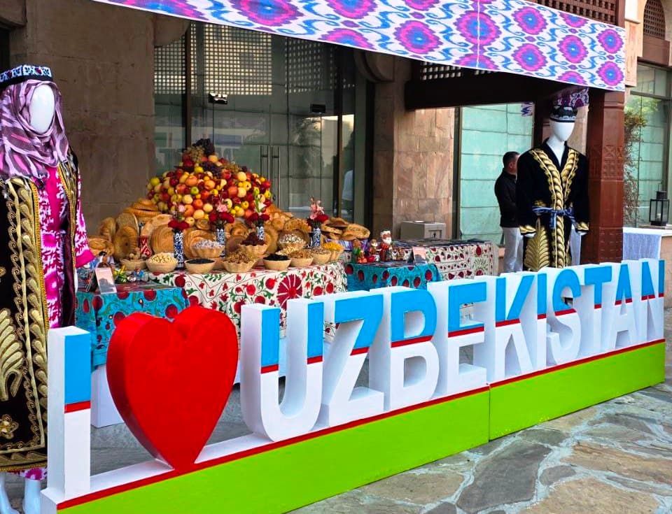 Islomobodda bo‘lib o‘tgan “Made in Uzbekistan” ko‘rgazmasida tumanimizda faoliyat ko‘rsatayotgan tadbirkorlar tomonidan namoyish etilgan oziq-ovqat mahsulotlari ham ishtirokchilarga manzur bo‘ldi