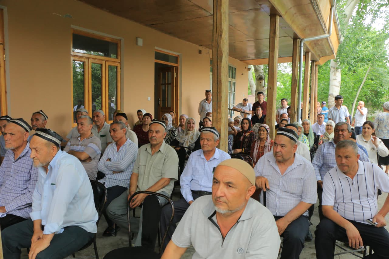Aholi bilan muloqot: tuman hokimining mahalladigi sayyor qabulida fuqarolarning o‘ttizga yaqin murojaatlari o‘rganildi