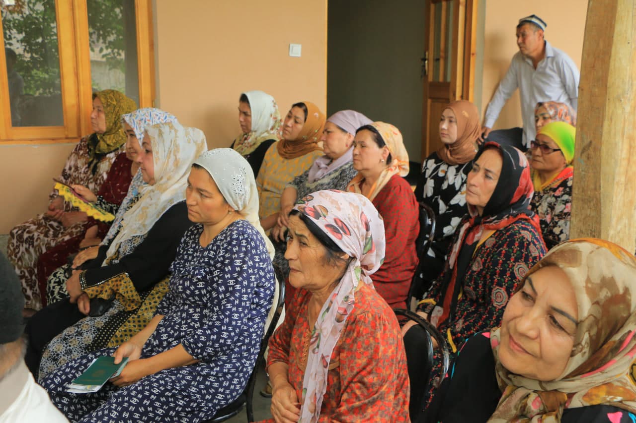 Aholi bilan muloqot: tuman hokimining mahalladigi sayyor qabulida fuqarolarning o‘ttizga yaqin murojaatlari o‘rganildi