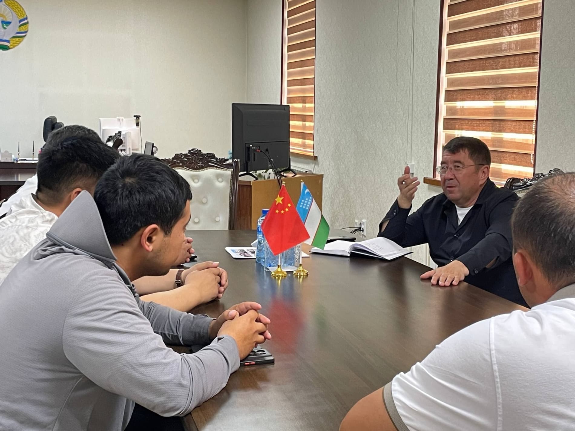 O‘zbekiston tumani hokimi Rasuljon Jo‘rayev xitoylik investorlarni qabul qildi