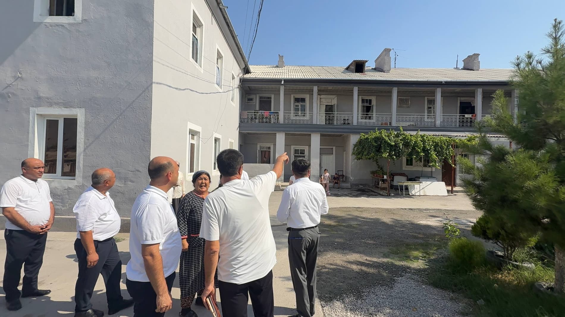 Mahalladagi muammolar manzilli o‘rganilib, amaliy yechimlar belgilanmoqda