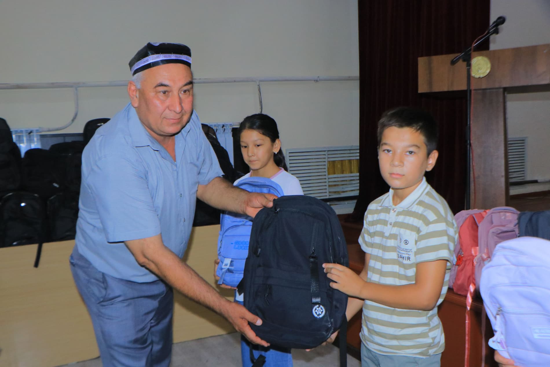 Учкўприк туманида 100 нафар ўқувчига бепул мактаб анжомлари ва ўқув қуроллари топширилди