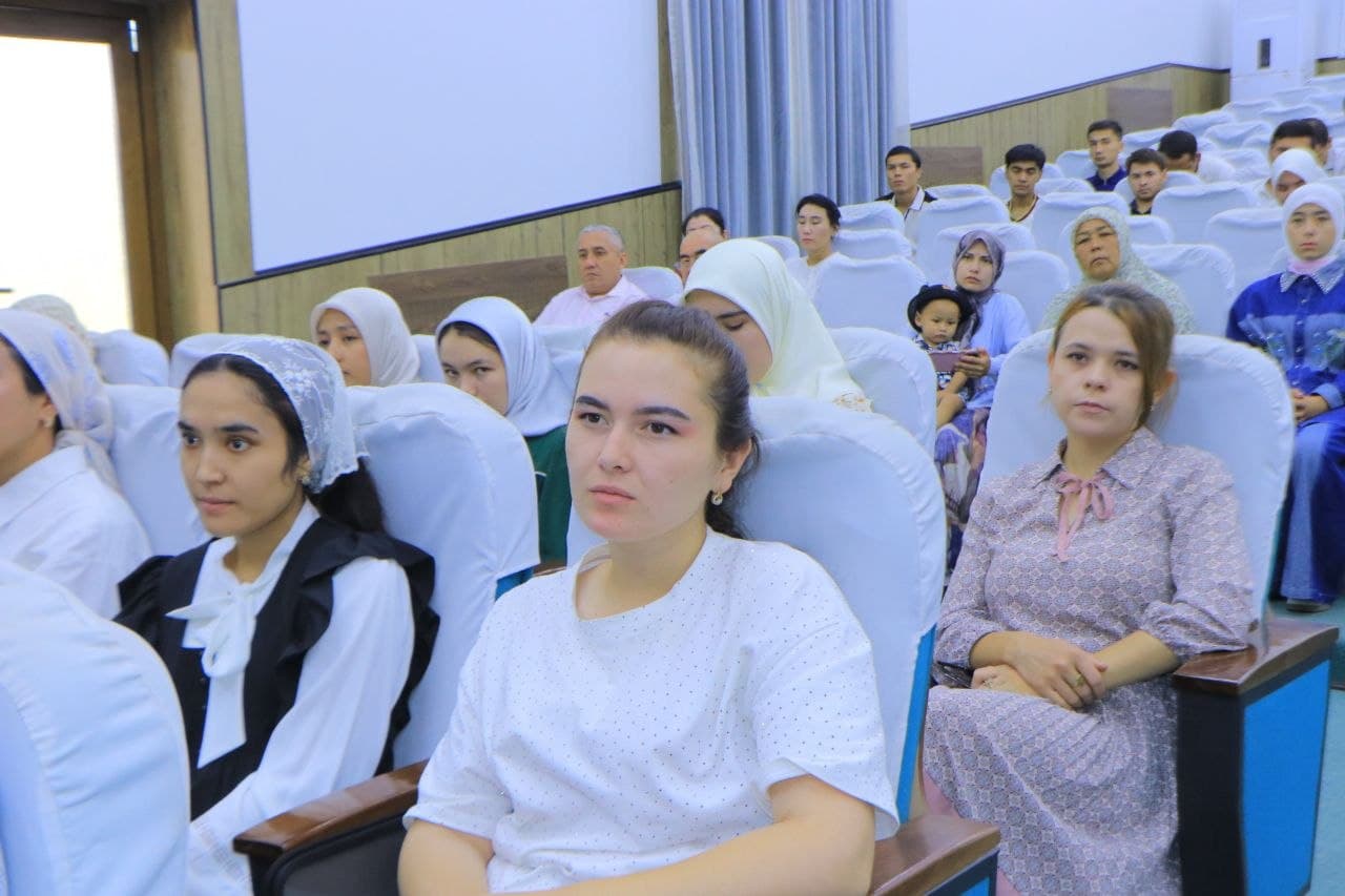Uchko‘prik tumani hokimi oliy ta’lim muassasalari bitiruvchilari bilan uchrashdi