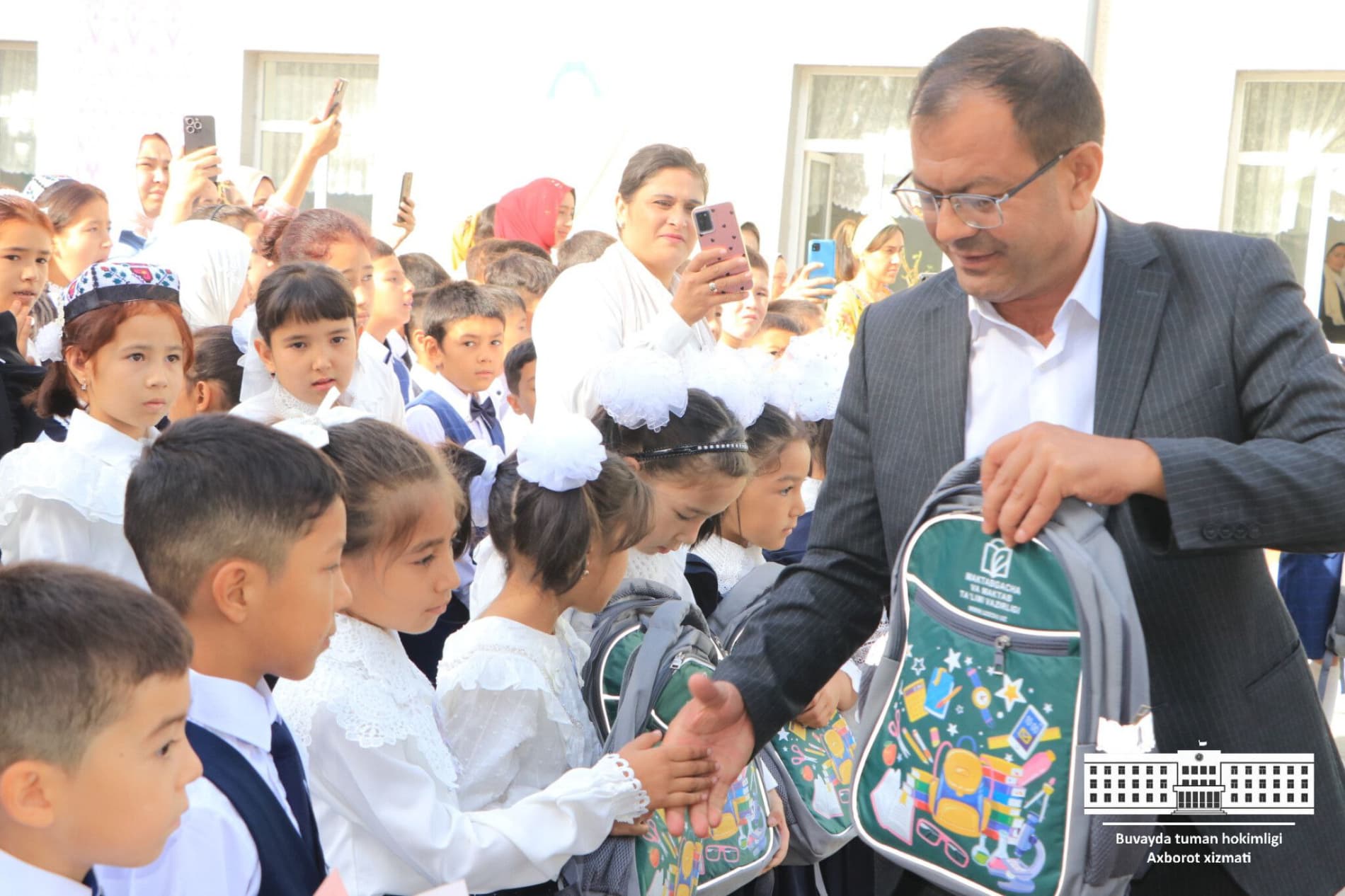 2025-2026 o‘quv yili boshlandi: Buvayda tumanidagi 33-maktabda birinchi qo‘ng‘iroq bayrami tantanali tarzda o‘tkazildi