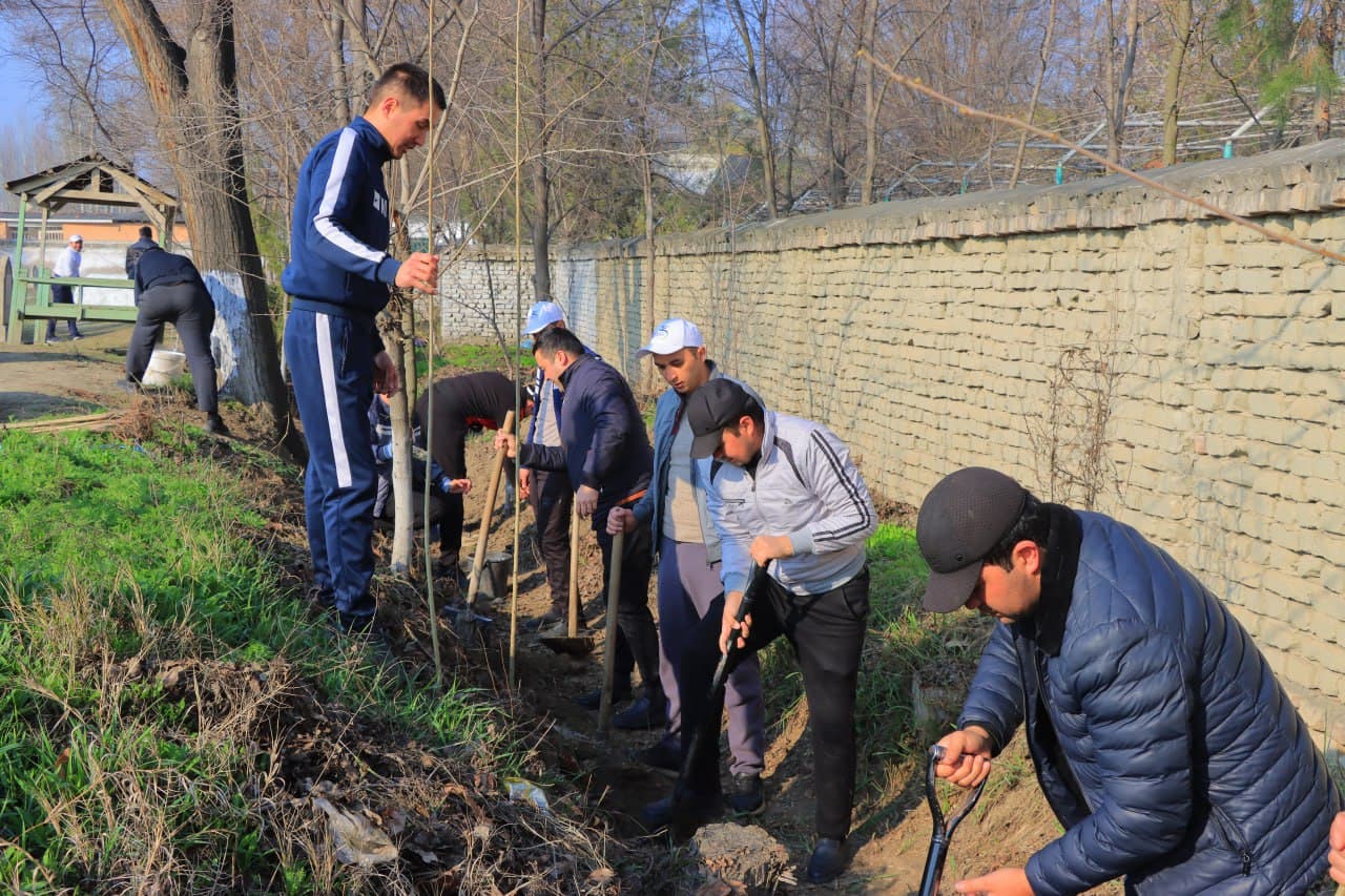 Buvayda tumanida yoshlar ishtirokida obodonlashtirish ishlari olib borilmoqda