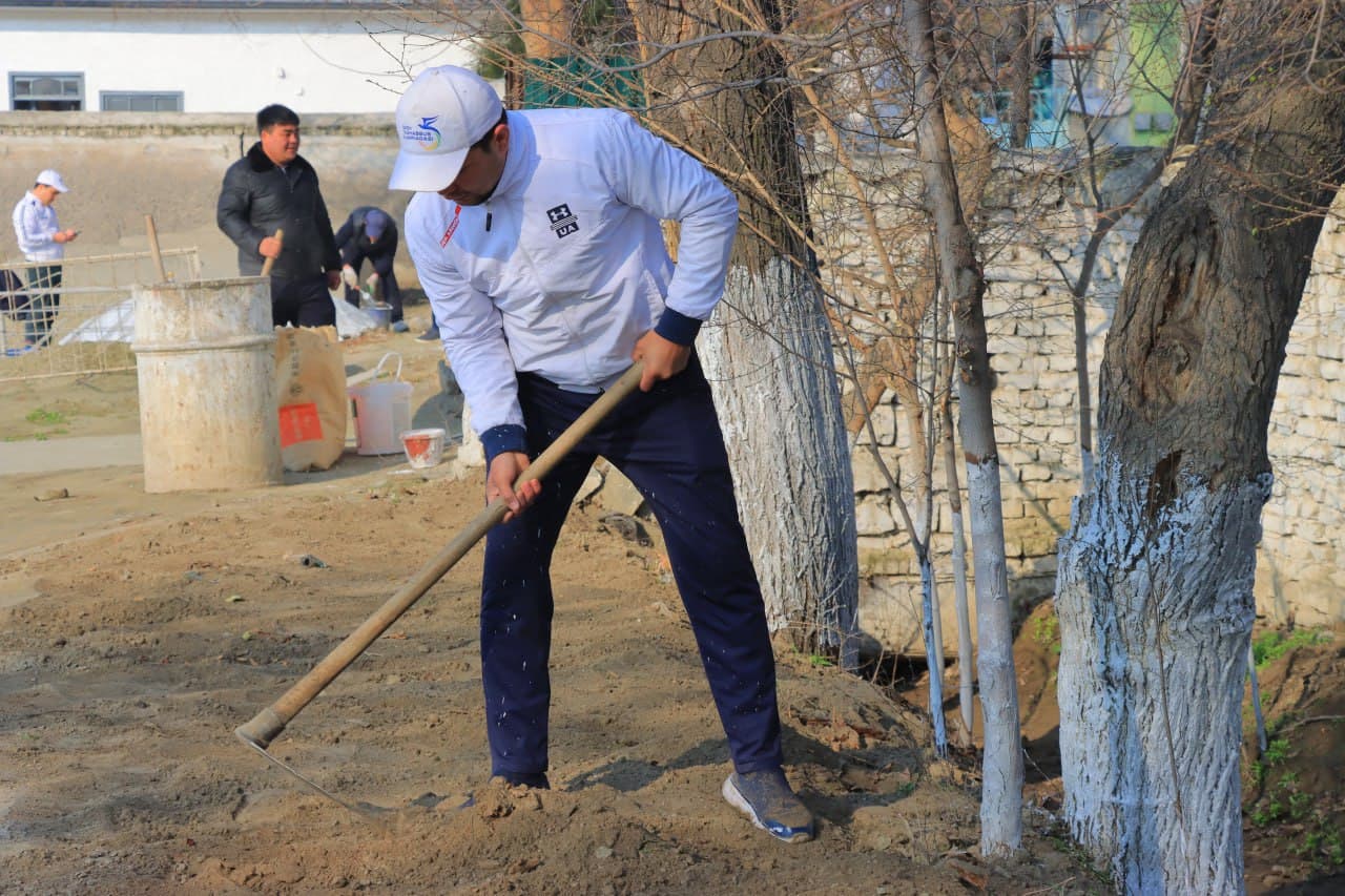 Buvayda tumanida yoshlar ishtirokida obodonlashtirish ishlari olib borilmoqda