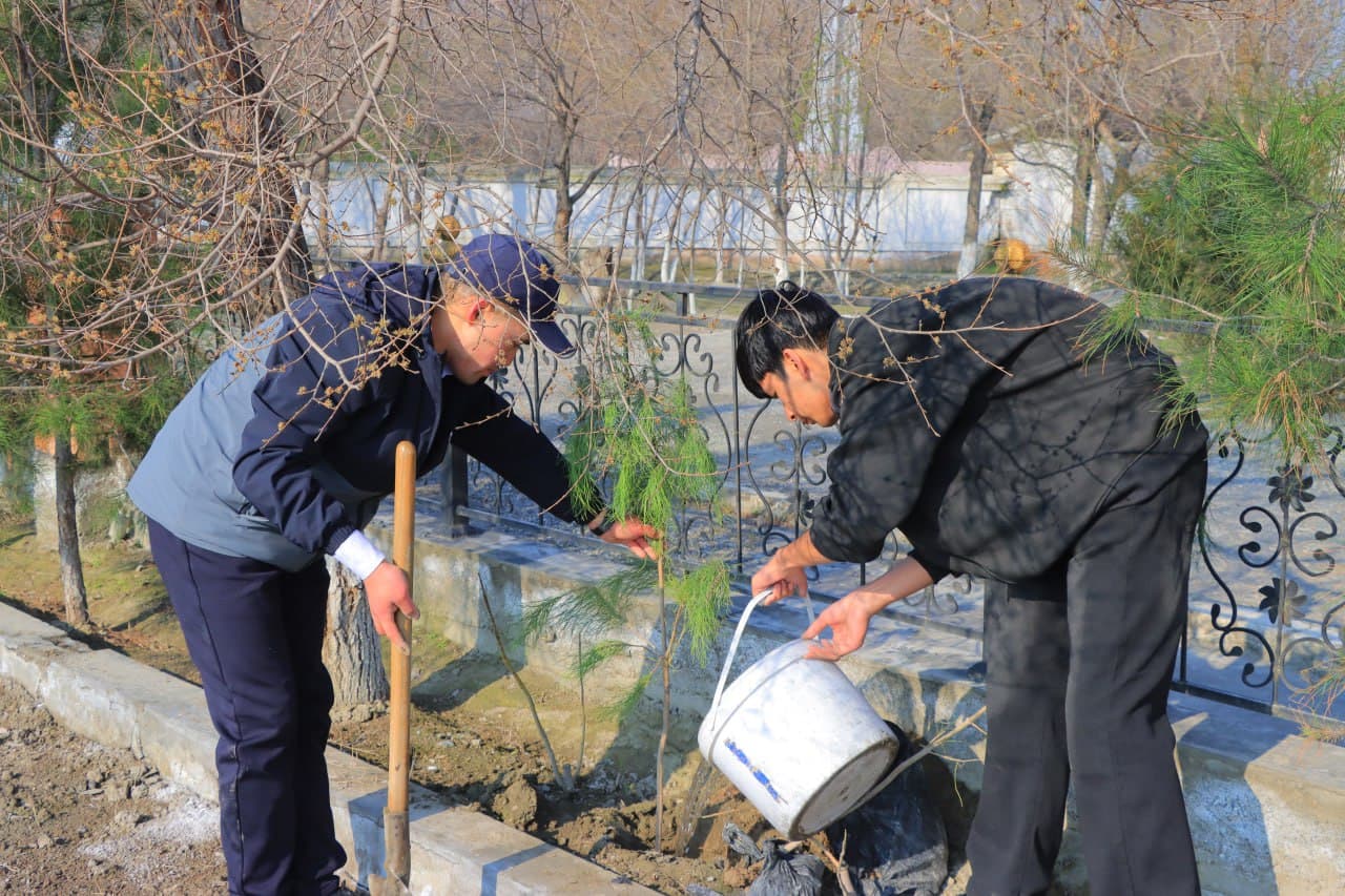 Buvayda tumanida yoshlar ishtirokida obodonlashtirish ishlari olib borilmoqda