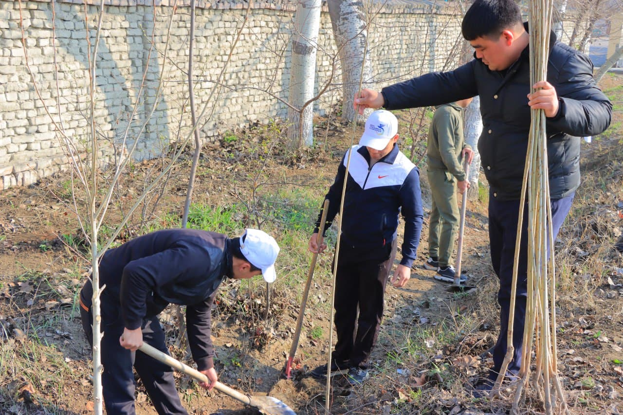 Buvayda tumanida yoshlar ishtirokida obodonlashtirish ishlari olib borilmoqda