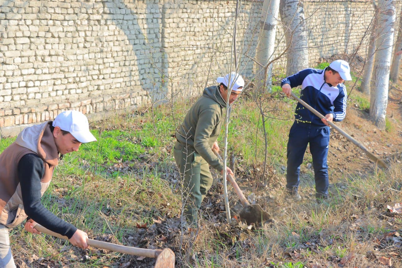 Buvayda tumanida yoshlar ishtirokida obodonlashtirish ishlari olib borilmoqda
