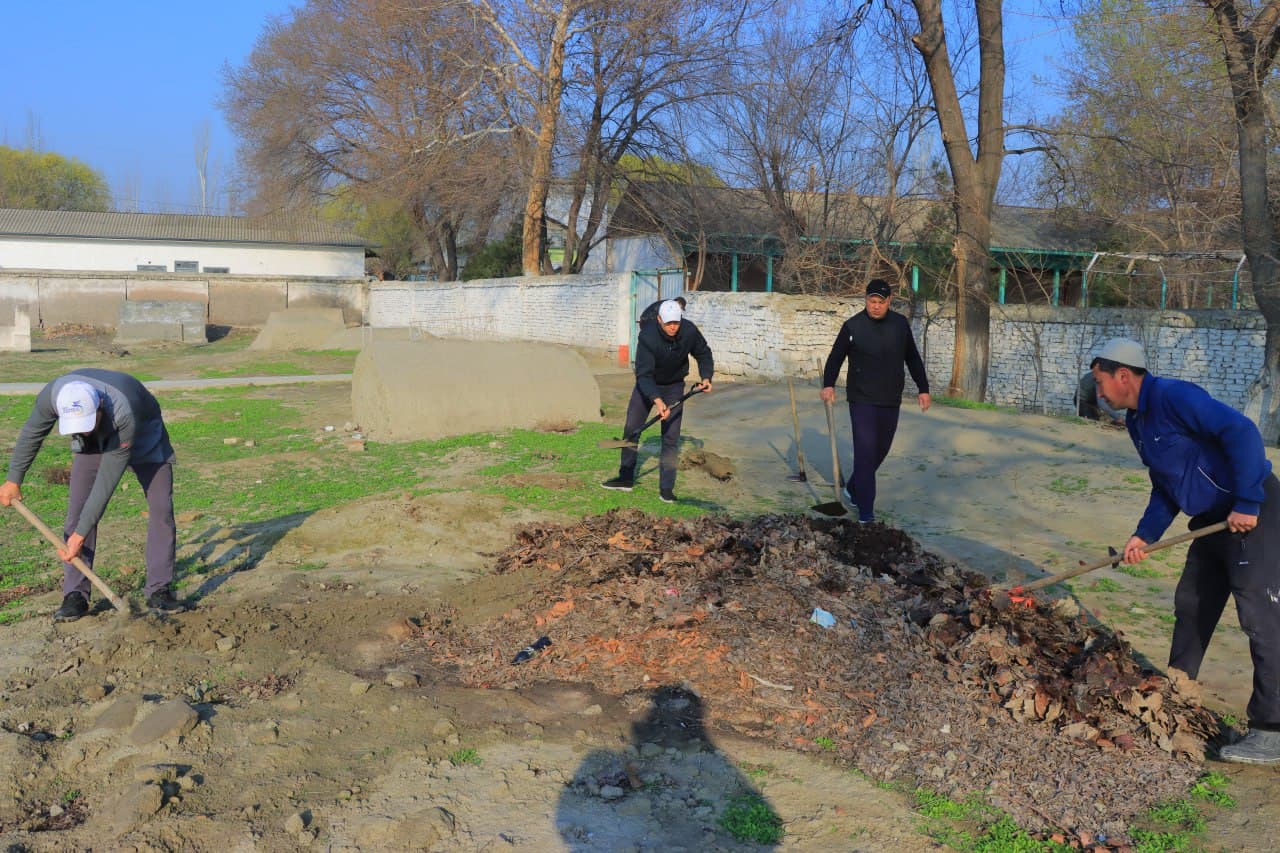 Buvayda tumanida yoshlar ishtirokida obodonlashtirish ishlari olib borilmoqda