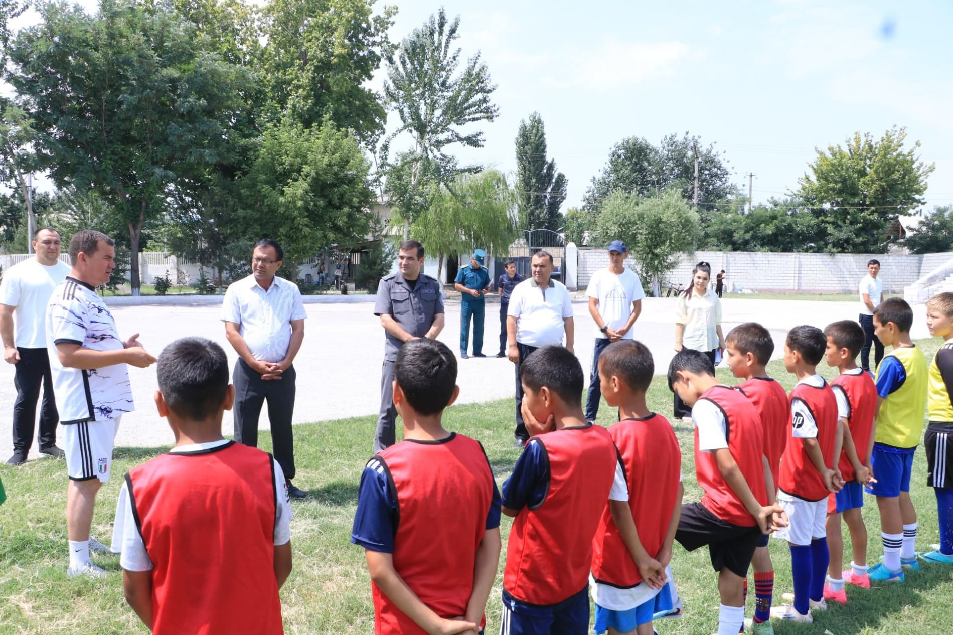 FUTBOL MAYDONIDAGI ORZULAR VA YOSHLARGA E’TIBOR