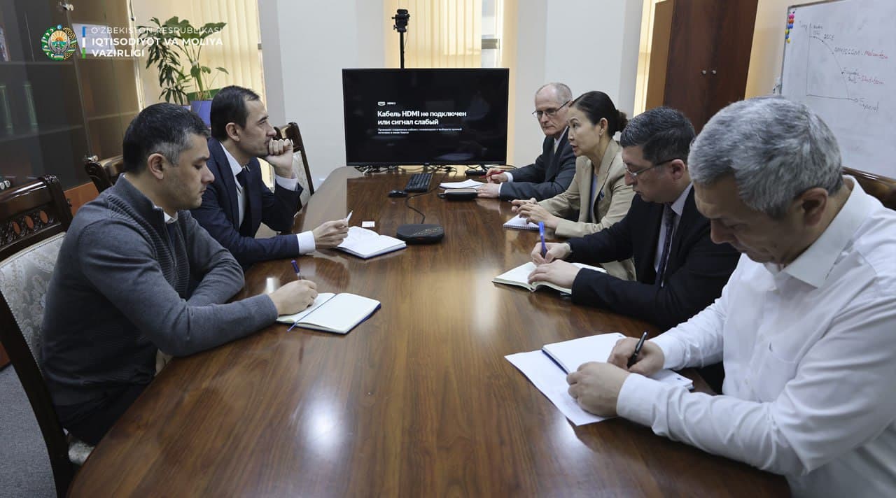 A meeting on green finance was held with representatives of ADB