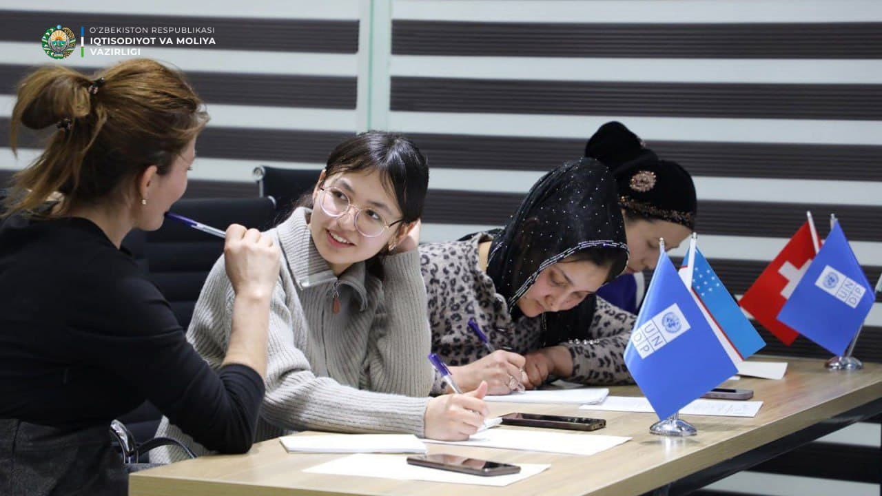 A training session was conducted on "Educating women in e-commerce and developing their skills for working in e-commerce."