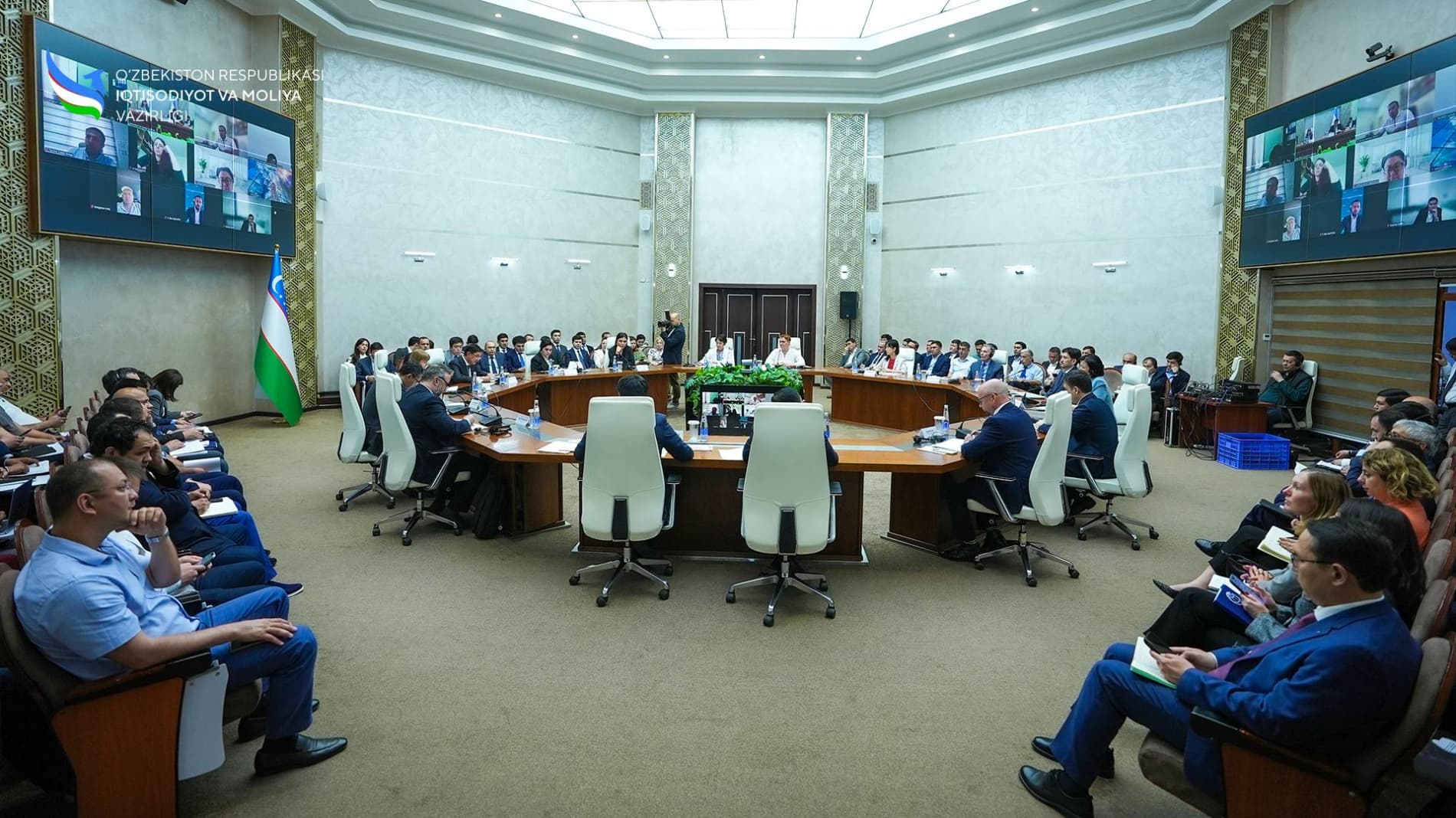 A roundtable discussion was held on the development of small and medium-sized businesses and increasing employment in Uzbekistan