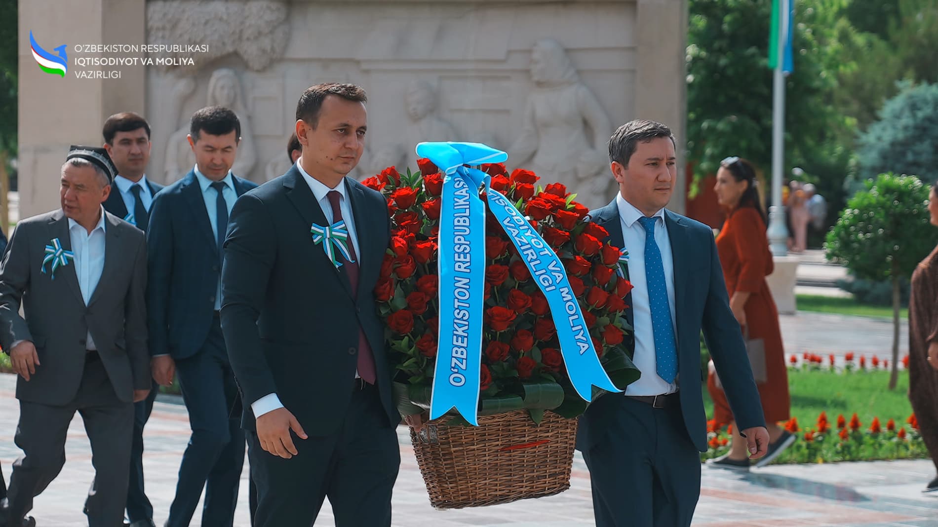Iqtisodiyot va moliya vazirligi xodimlari Xotira va qadrlash kuni munosabati bilan “Matonat madhiyasi” poyiga gulchambar qo‘yish marosimida ishtirok etdi