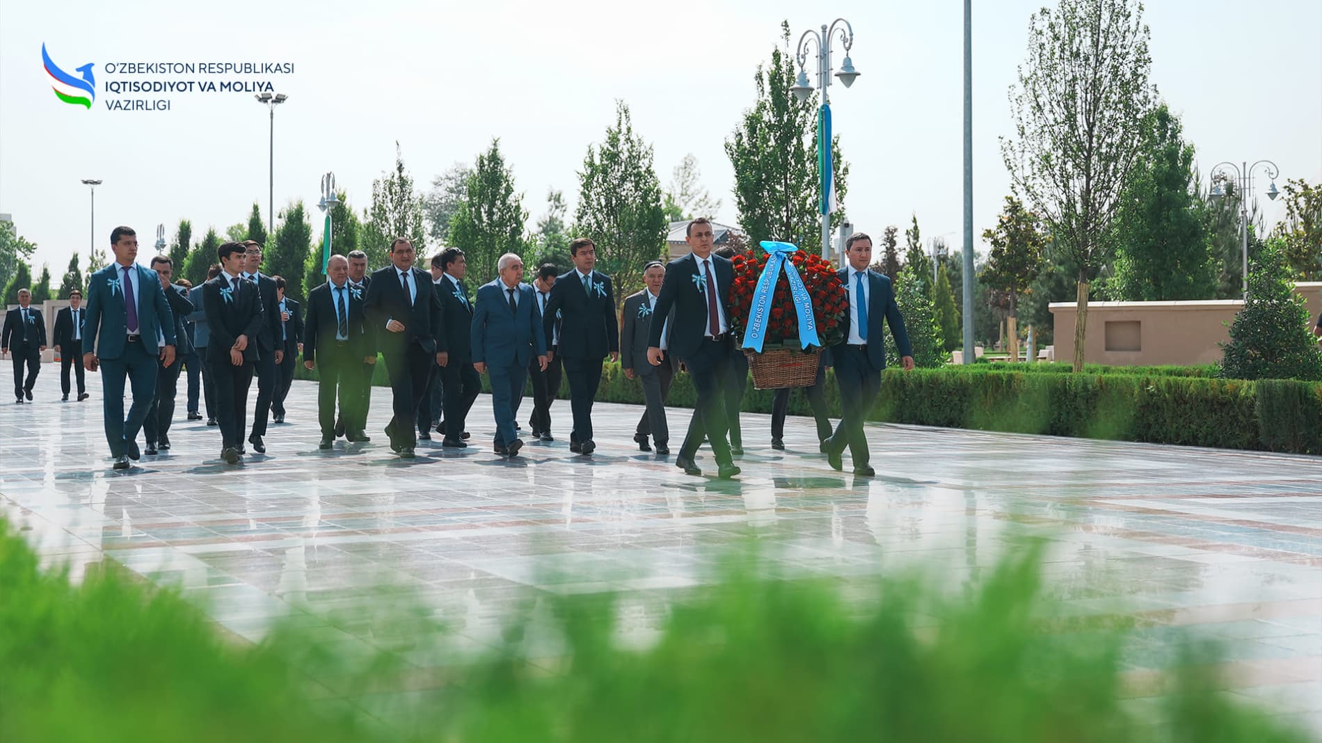 Iqtisodiyot va moliya vazirligi xodimlari Xotira va qadrlash kuni munosabati bilan “Matonat madhiyasi” poyiga gulchambar qo‘yish marosimida ishtirok etdi