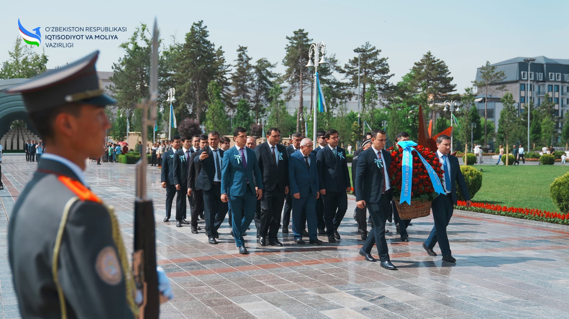 Iqtisodiyot va moliya vazirligi xodimlari Xotira va qadrlash kuni munosabati bilan “Matonat madhiyasi” poyiga gulchambar qo‘yish marosimida ishtirok etdi