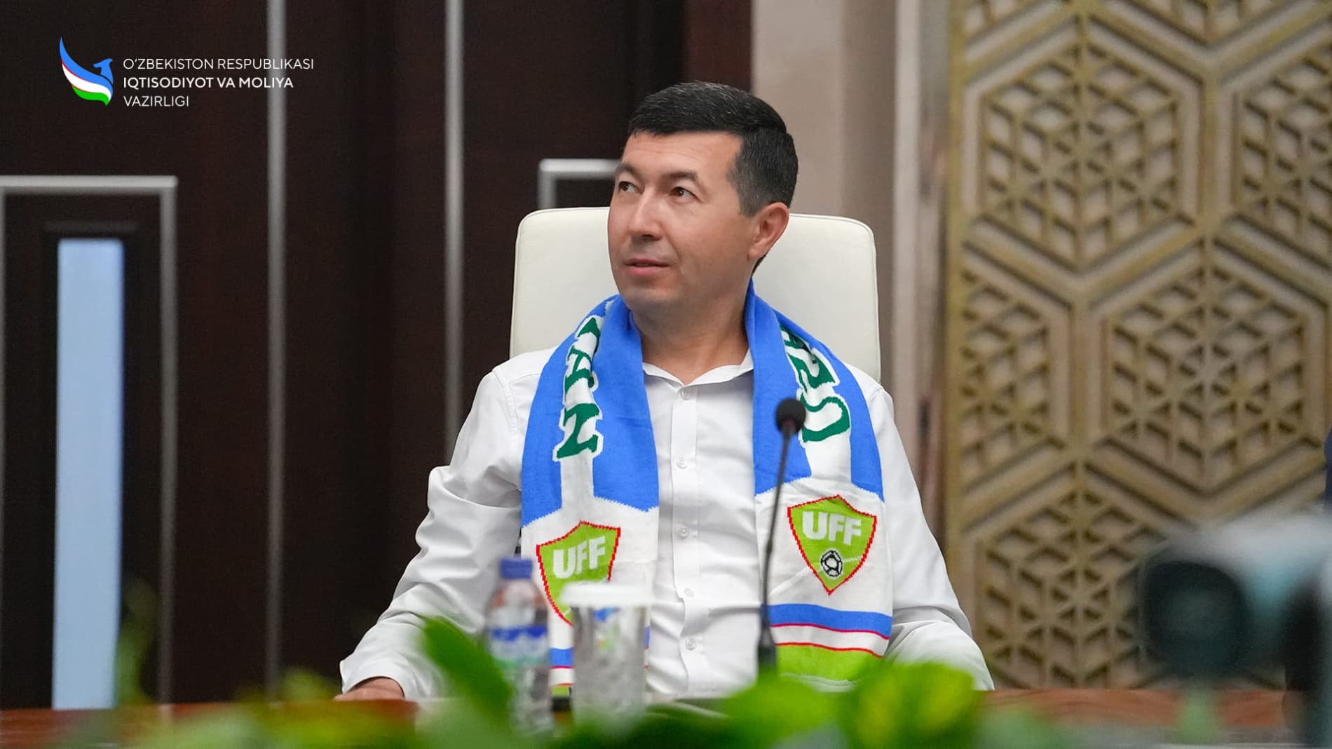 Vazirlik jamoasi O‘zbekiston milliy terma jamoasining tarixiy uchrashuvini birgalikda kuzatdi