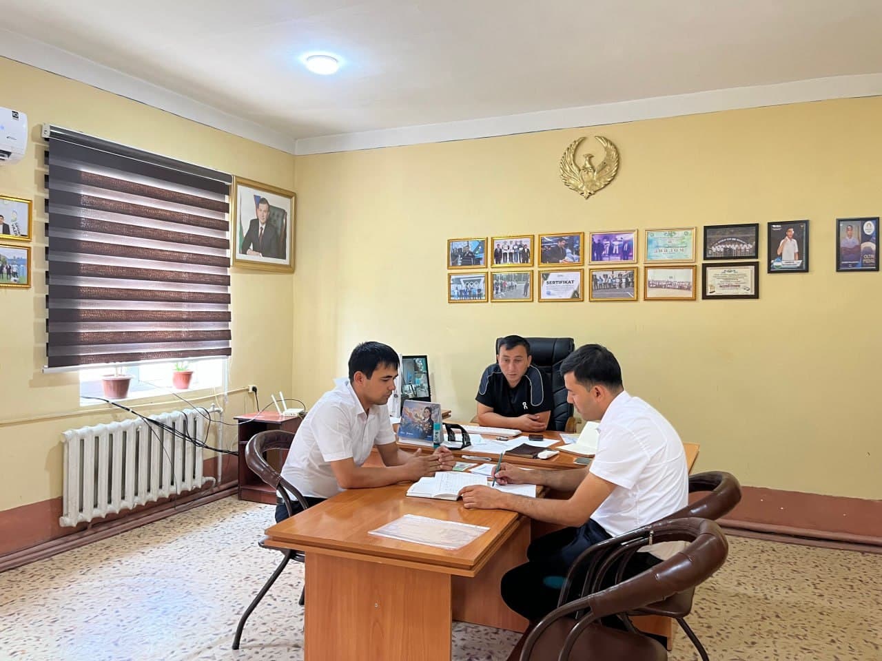 📌 Davlat tili me’yorlariga rioya etish va davlat ramzlari holati o‘rganildi
