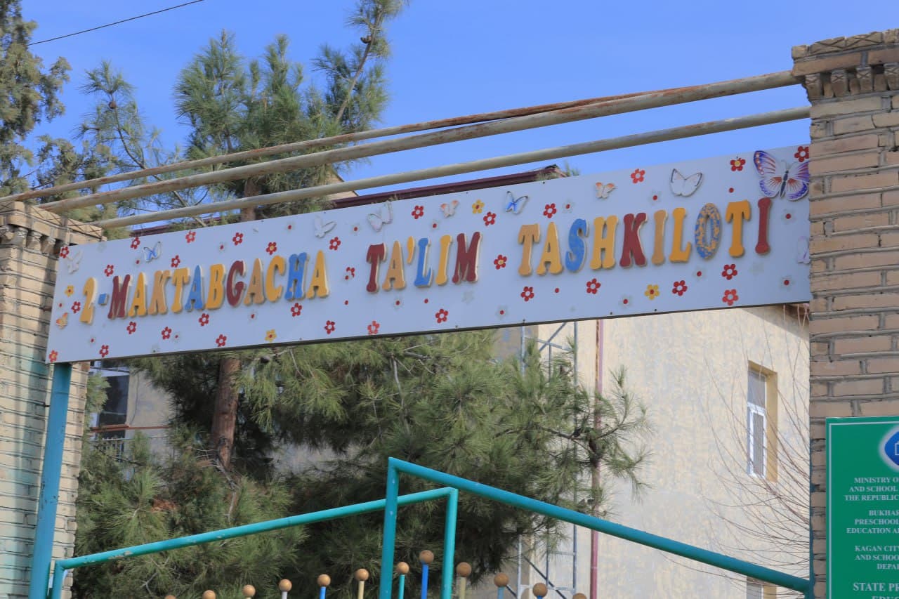 KOGON TUMANIDAGI TA'LIM MASKANLARIDA KENG KO'LAMLI TA'MIRLASH ISHLARI AMALGA OSHIRILMOQDA