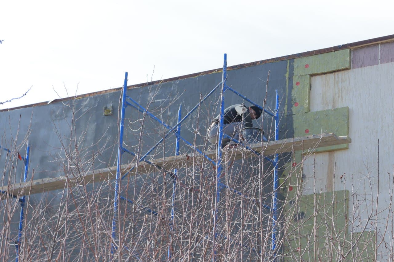 KOGON TUMANIDAGI TA'LIM MASKANLARIDA KENG KO'LAMLI TA'MIRLASH ISHLARI AMALGA OSHIRILMOQDA