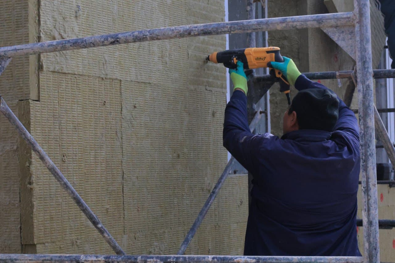 KOGON TUMANIDAGI TA'LIM MASKANLARIDA KENG KO'LAMLI TA'MIRLASH ISHLARI AMALGA OSHIRILMOQDA