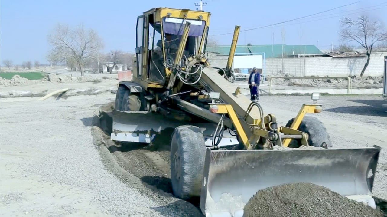G‘ijduvonda tuman markazidan olis hududlarga yo‘l infratuzilmasi yangilanmoqda.