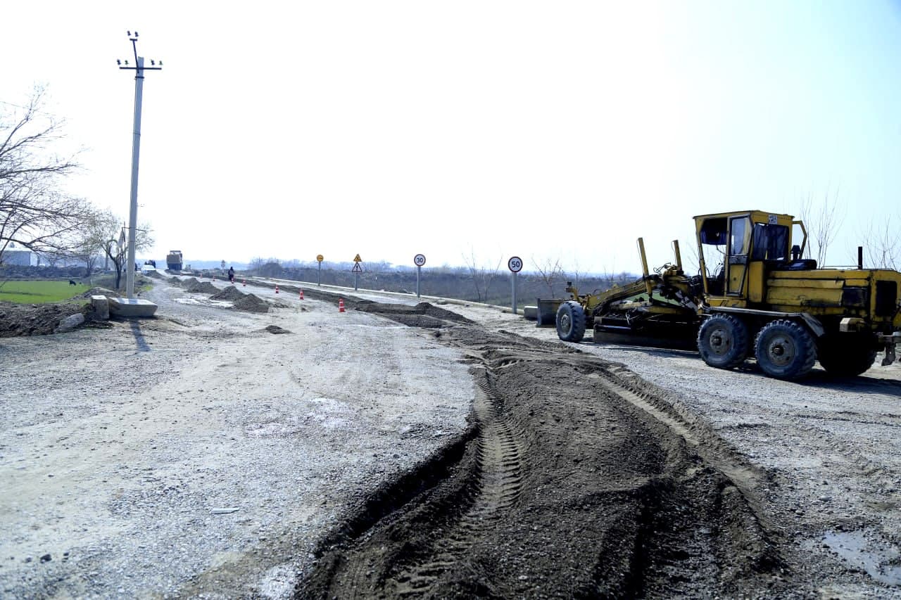 G‘ijduvonda tuman markazidan olis hududlarga yo‘l infratuzilmasi yangilanmoqda.