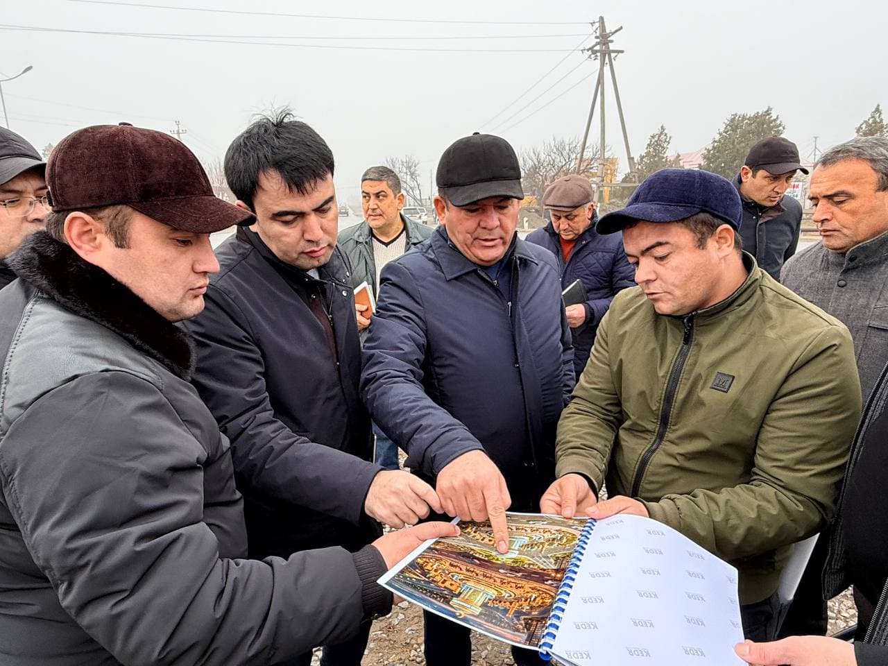 Бугун Пешку тумани ҳокими Ҳ.Давлатов тумандаги масъул ташкилотлар раҳбарлари билан биргаликда “Янги Ўзбекистон қиёфасидаги маҳалла” дастури доирасидаги лойиҳаларни зарур инфратузилма билан таъминлаш бўйича режалаштирилган ишлар юзасидан ўрганиш ўтказди.
