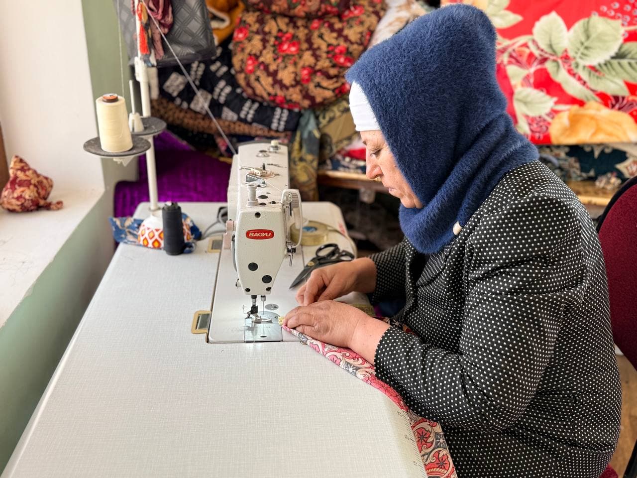 Peshku tuman Yangiobod MFY hududida tikuvchikik bilan shug'ullanayotgan yosh.