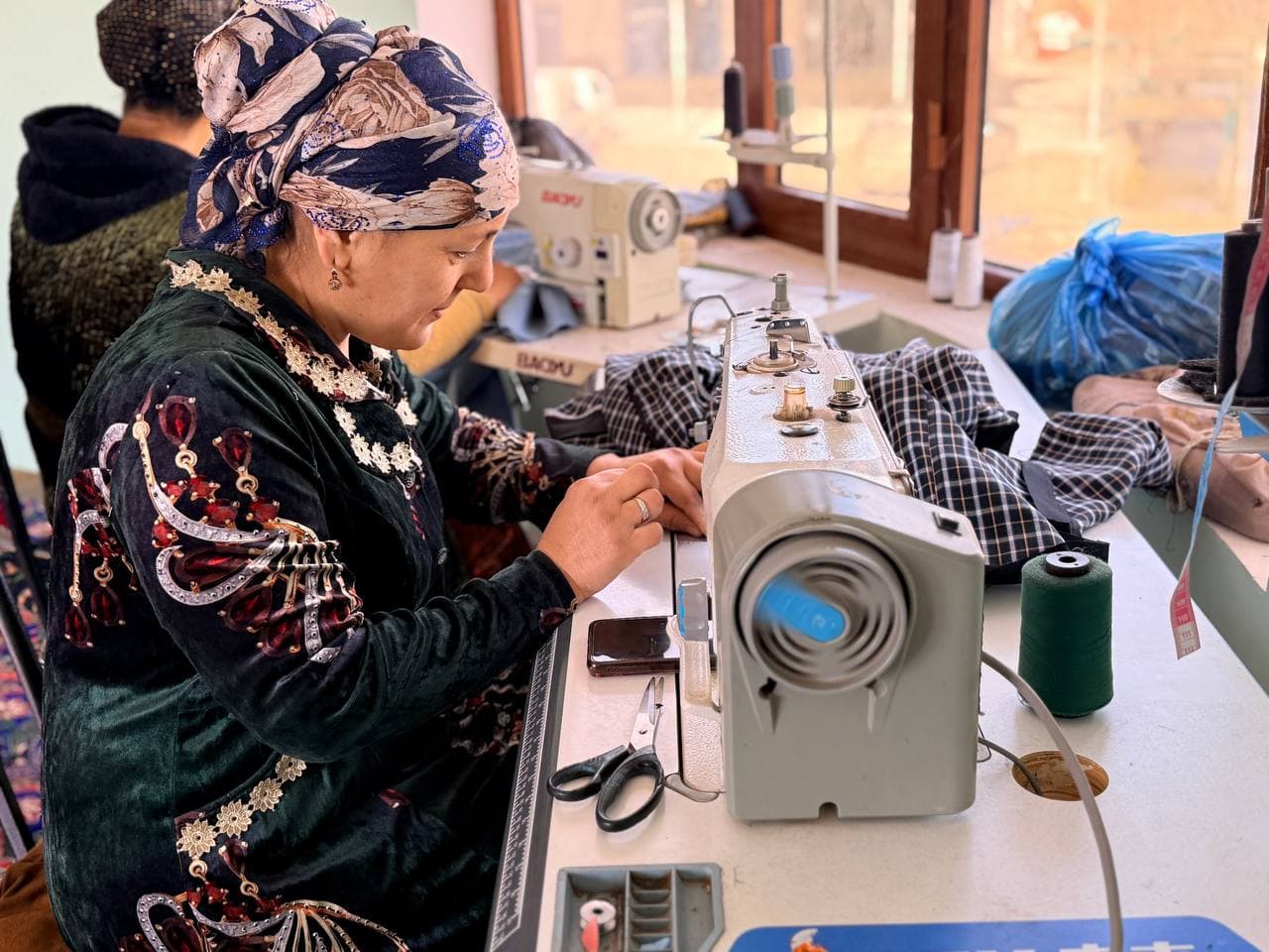 Peshku tuman Yangiobod MFY hududida tikuvchikik bilan shug'ullanayotgan yosh.