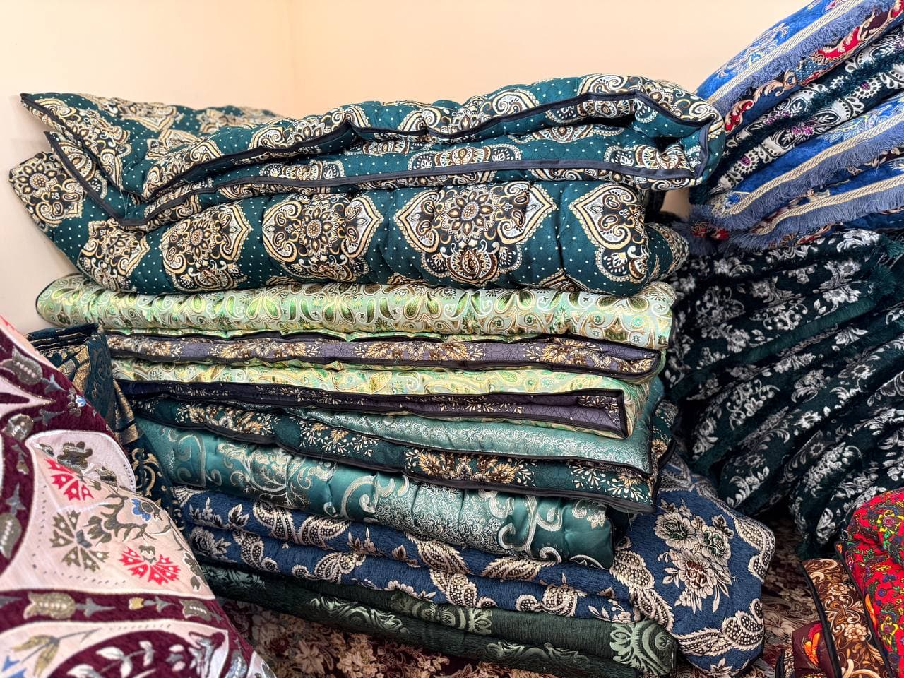 Peshku tuman Yangiobod MFY hududida tikuvchikik bilan shug'ullanayotgan yosh.