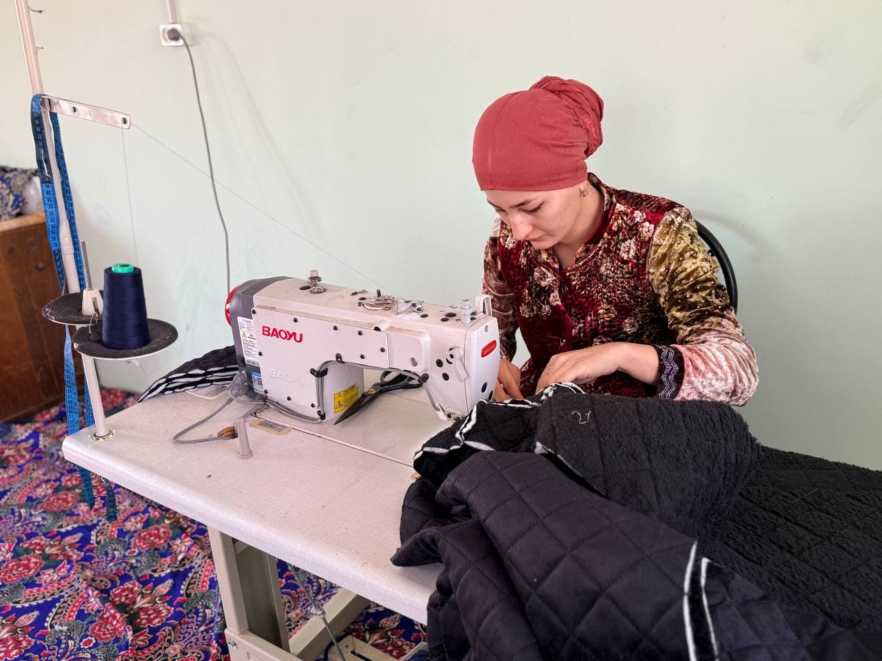 Peshku tuman Yangiobod MFY hududida tikuvchikik bilan shug'ullanayotgan yosh.