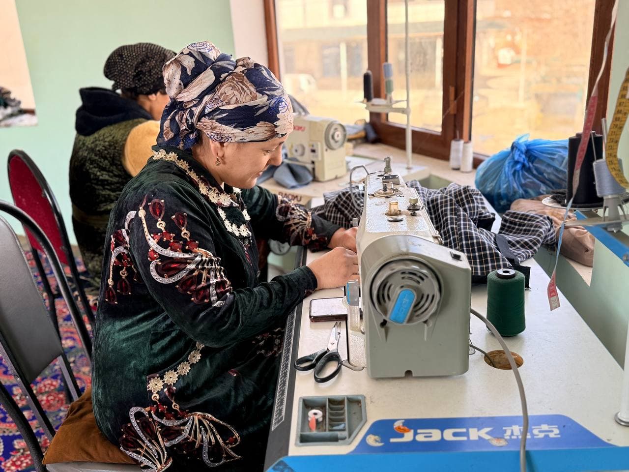 Peshku tuman Yangiobod MFY hududida tikuvchikik bilan shug'ullanayotgan yosh.