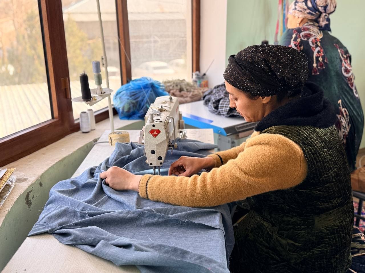 Peshku tuman Yangiobod MFY hududida tikuvchikik bilan shug'ullanayotgan yosh.