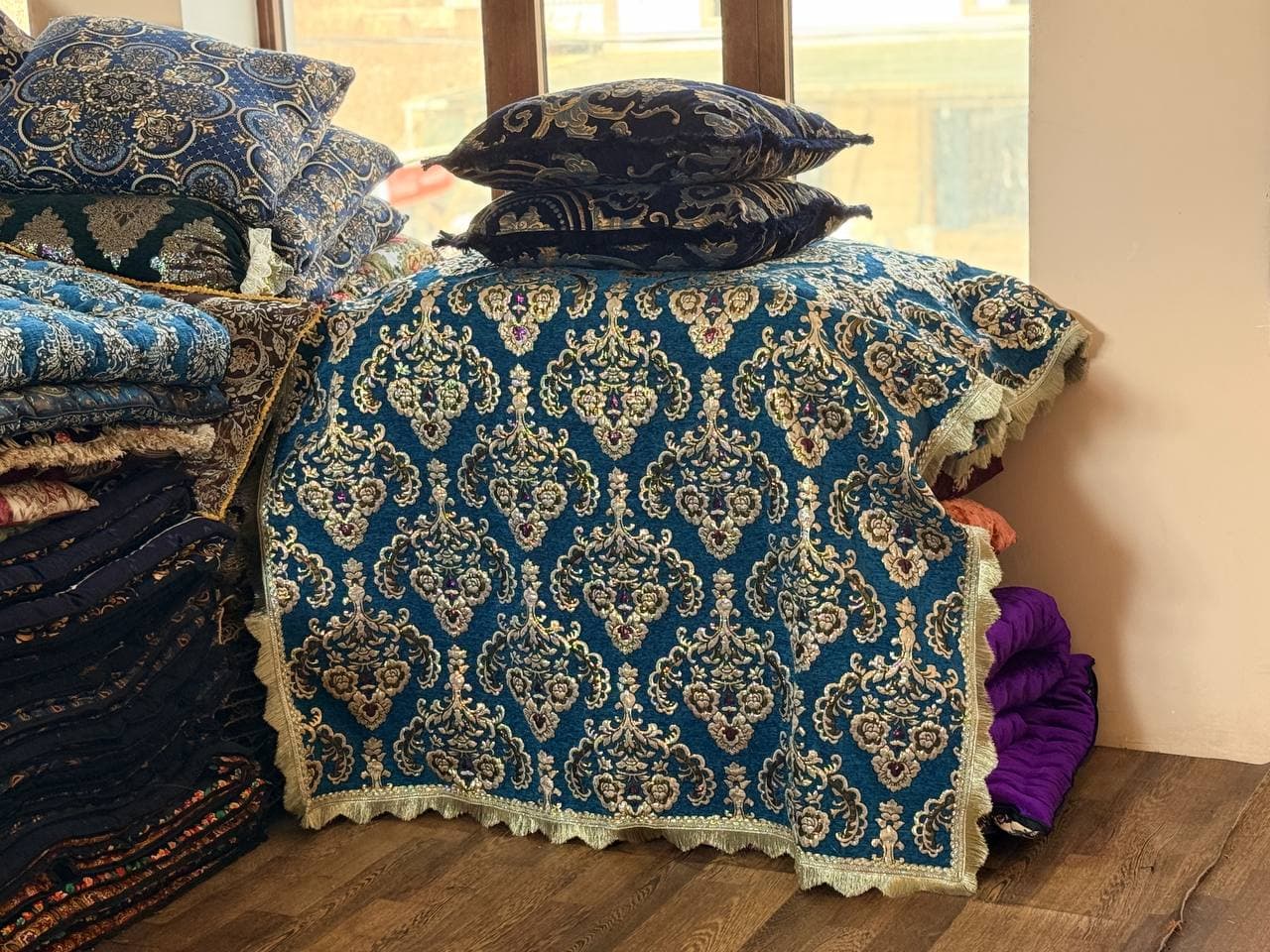 Peshku tuman Yangiobod MFY hududida tikuvchikik bilan shug'ullanayotgan yosh.